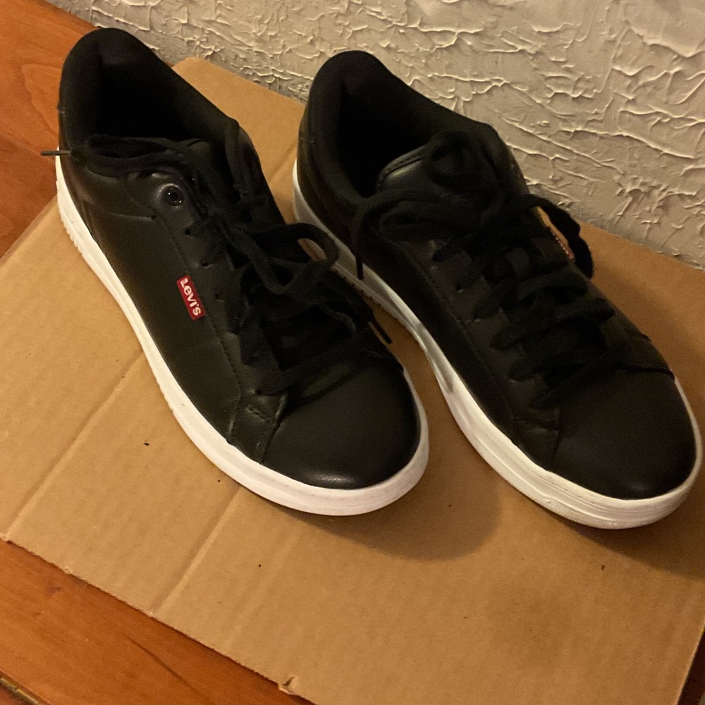 Levi's Ladies Black Leather Sneakers  Tennis Shoes Size 7.5M Retail $145